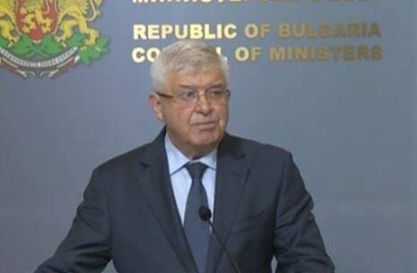 Здравният министър обеща наказания заради брошура с гей двойка, раздавана в училище