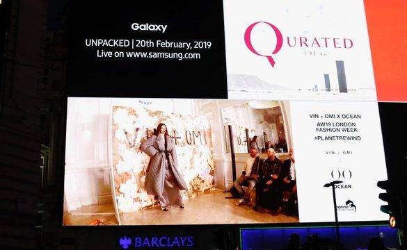 Младата Чоева се разхожда по „Пикадили съркъс“ в Лондон