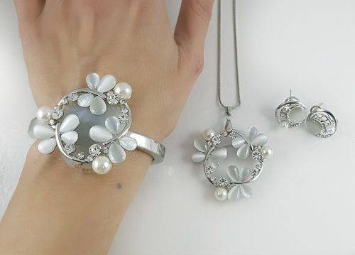 ОСЕМ БИЖУТА ЗА 8 МАРТ – луксозни онлайн подаръци за празника на жената