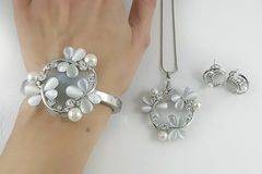 ОСЕМ БИЖУТА ЗА 8 МАРТ – луксозни онлайн подаръци за празника на жената