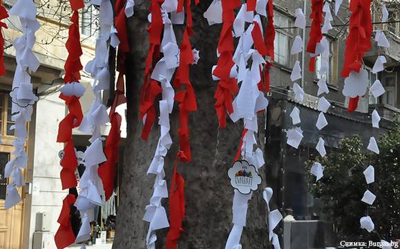 БулевАРТна мартеница разкраси „Дупките“