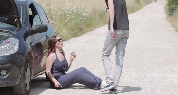 Жена получава помощ от случаен непознат на пътя. 3 години по-късно е ШОКИРАНА!