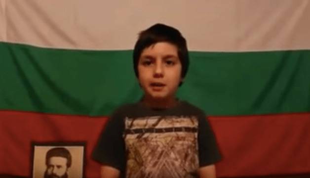 ЗА ПРИМЕР! Малко българче в Чужбина рецитира стихове на Ботев (ВИДЕО)