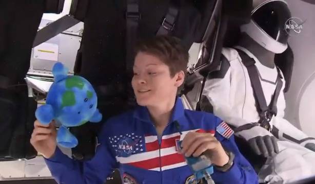 Заради Крю Драгън: играчките плюшена Земя са с изчерпана наличност