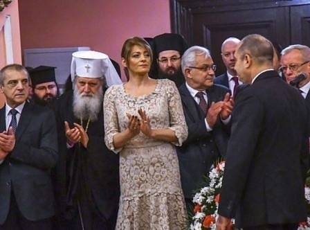 Десислава Радева с рокля от дантела в екрю на приема за Трети март (СНИМКИ)