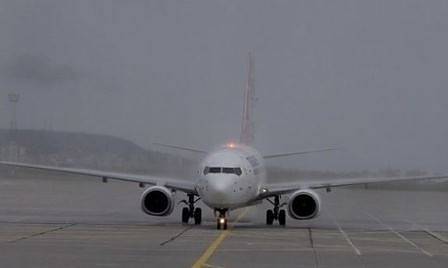 Десетки отменени полети в Амстердам заради силен вятър