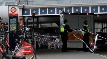 Три малки бомби са били изпратени до две летища и голяма жп гара в Лондон