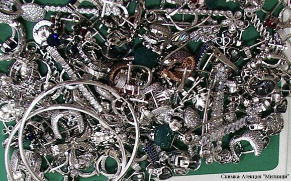 Митничари откриха близо 7 кг сребърни накити в двойно дъно на чанти