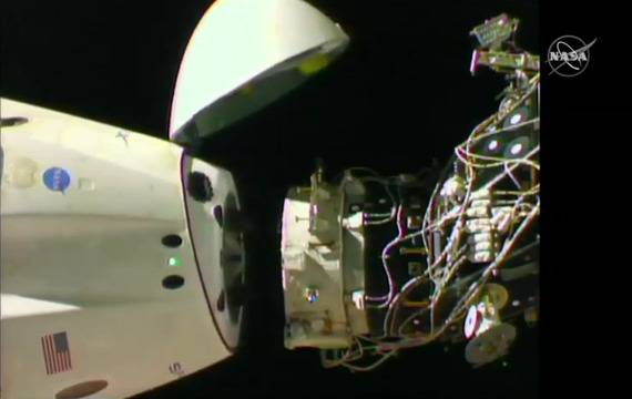 Космическият кораб Крю Драгън се разкачи от МКС