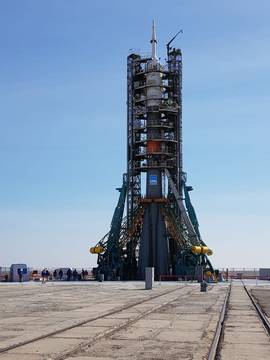 Ракетата-носител Союз-ФГ с пилотирания кораб Союз МС-12 бе изведена на стартовата площадка