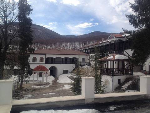 Кукленският манастир и прочутите му лековити води