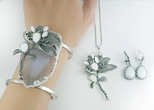 БИЖУТА ЗА БАЛОВЕ – онлайн магазин за абитуриенти и подаръци за празника