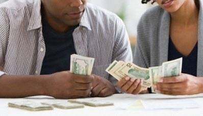 Момичета, майки и баби защо помагате финансово на своите мъже и синове?