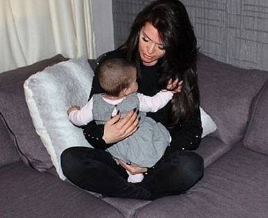 Дъщеричката на Преслава – Паола стана на половин година (СНИМКА)