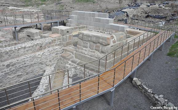 Удобни пешеходни пасарелки ни позволяват да разгледаме отблизо Акве Калиде