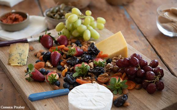 Сушени плодове и ръчно изработени дървени плата и фруктиери на Фермерския пазар утре