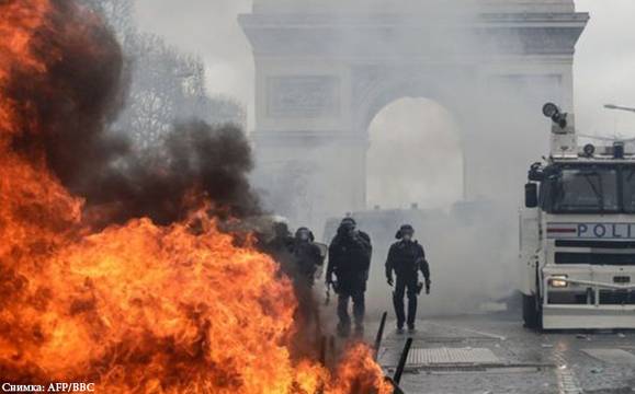 Нова вълна на агресия и безредици в Париж