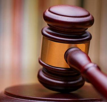 Рецидивист влиза в съда за притежание на наркотици