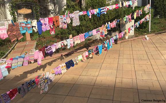 Бургаски деца обуха шарени чорапи за Международния ден на хората със синдром на Даун