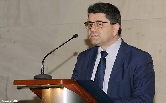 Ципов: МВР няма да строи нови бежански лагери!