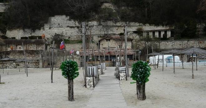 ДЪРВЕТА ОТ БИРЕНИ БУТИЛКИ СЛУЖАТ ЗА ВХОД КЪМ ДВОРЕЦА В БАЛЧИК РАЗЛИЧНИТЕ НОВИНИ DIFFERENT NEWS