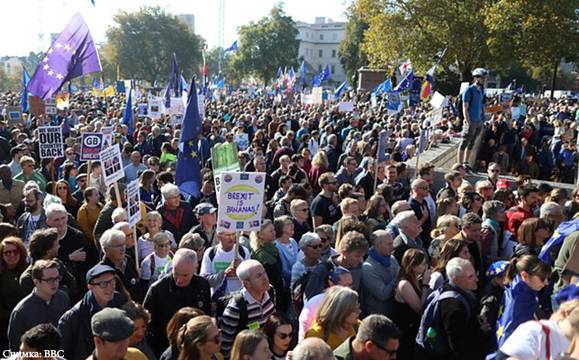 Стотици хиляди шестваха в Лондон, искат нов референдум за Брекзит