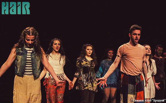 Студенти представят мюзикъла „Коса“ в Бургас през април