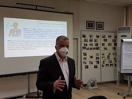 Шефът на пациентите сложи маска за мръсен въздух на събитие