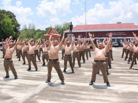 Тайланд изпраща всички дебели полицаи на лагер за отслабване