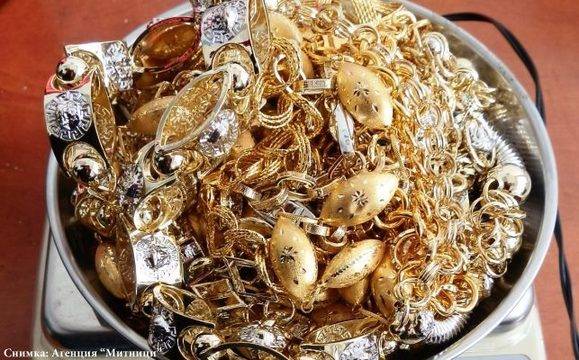 Митничари на „Лесово“ откриха сак с килограм контрабандно злато в „Мерцедес“