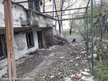 Старата поща в „Изгрев“ – сметище, дом на клошари, капан за животи