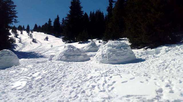 Кой и защо строи иглута в България
