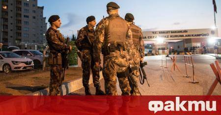 4 изстрела срещу офис на Ердоган. Стрелецът бяга с българска кола