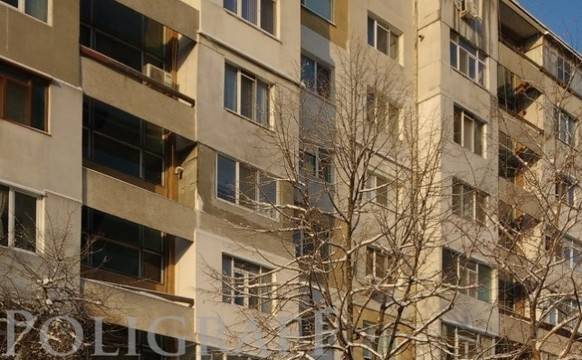 20-годишно момиче опита да отнеме живота си, скочи от третия етаж на блок