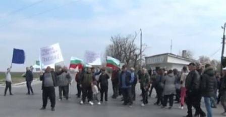 Тютюнопроизводители блокираха главния път Шумен-Силистра