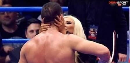 Вестник „Сън“: Приятелката на Пулев демонстрира подкрепа, споделяйки тяхна снимка на ринга