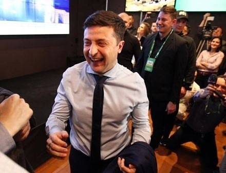 Комикът Зеленски печели първия тур на президентските избори в Украйна