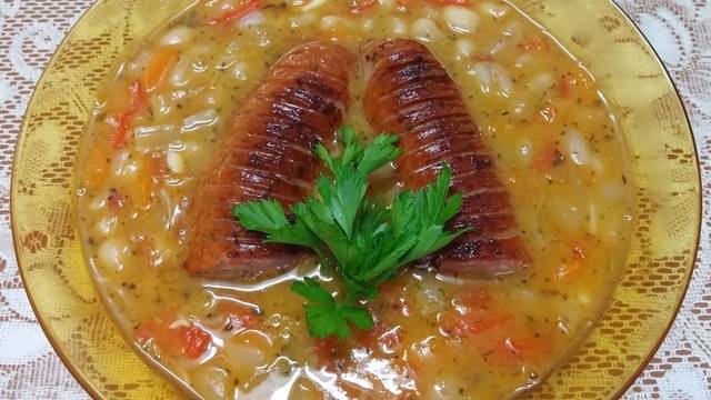 Родопска Боб Яхния с Наденица