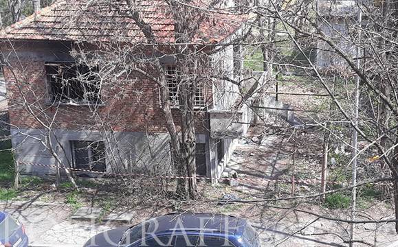 Събарят опасната стара поща в „Изгрев“