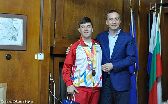 Кметът награди бронзовия медалист от Спешъл Олимпикс Пламен Корсев