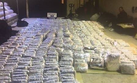 Хванаха тир с 1 тон марихуана на „Калотина” (СНИМКИ)