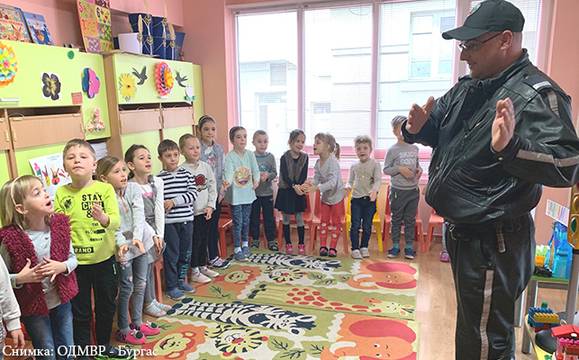 Пътен полицай на 2018-а демонстрира пред малчугани правилата за безопасност на пътя