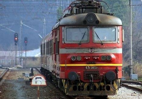 Локомотивът на бързия влак от Бургас за София се запали