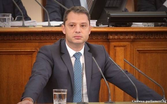 И Делян Добрев подава оставка