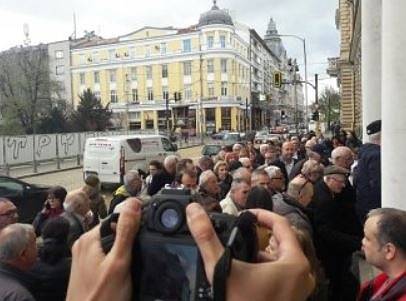 Опашка за книгата на Иван Костов пред Военния клуб в София