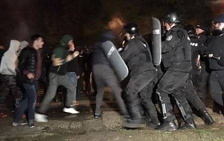 Стигна се до сблъсъци между протестиращи и жандармерия в Габрово