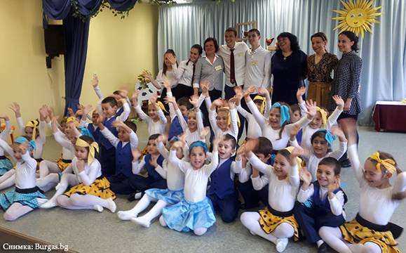 Възпитаници на ТОХ-а научиха малчугани как се приготвя официална вечеря и как се сервира