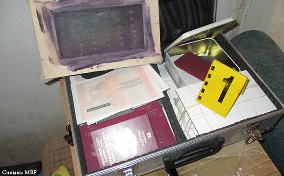 Разбиха пореден „частен цех“ за фалшиви документи