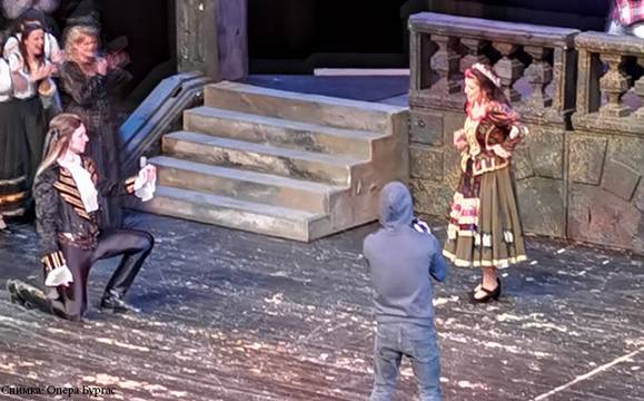 Очарователният баритон Валери Турманов предложи брак на сцената на Операта