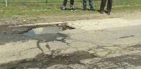 Жители на с. Гърмен излязоха на протест срещу лошите пътища в района